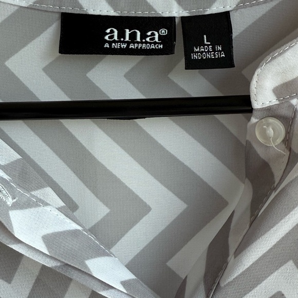a.n.a Gray and White Chevron Sheer top. Sz Large - Picture 6 of 6
